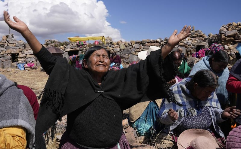 Mujeres indígenas aymaras rezan en un llamado a la lluvia en la montaña sagrada Inca Pucará en Chiquipata, Bolivia, el miércoles 16 de noviembre de 2022. (AP Foto/Juan Karita)