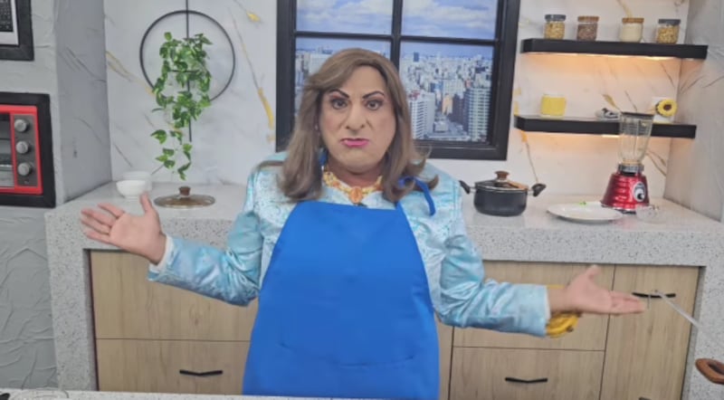 “Dina”: Carlos Álvarez parodia a la presidenta preparando receta con 10 soles