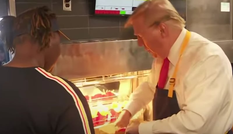 Donald Trump atiende a los clientes en el autoservicio de McDonald's en Pensilvania