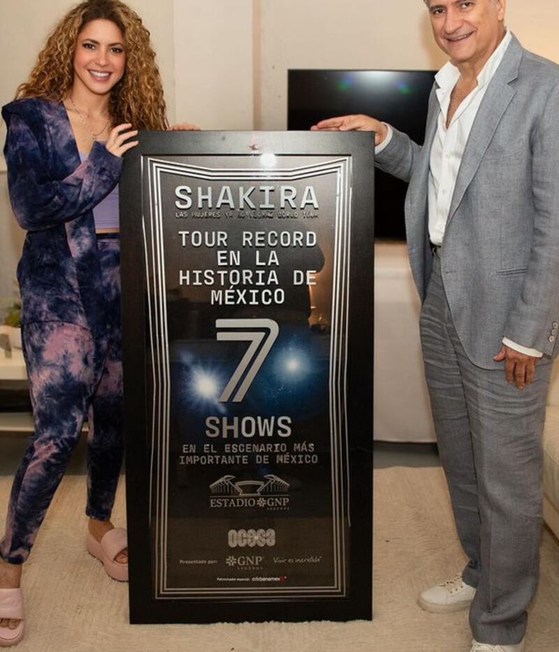 Shakira recibe placa por llenar 7 veces el Estadio GNP Seguros: