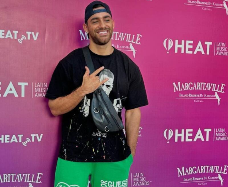 Austin Palao ya llegó a la alfombra roja de los Premios HEAT.