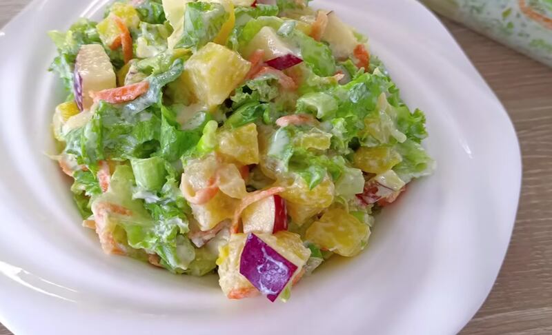 La piña es la protagonista de esta rica ensalada para los días calurosos.