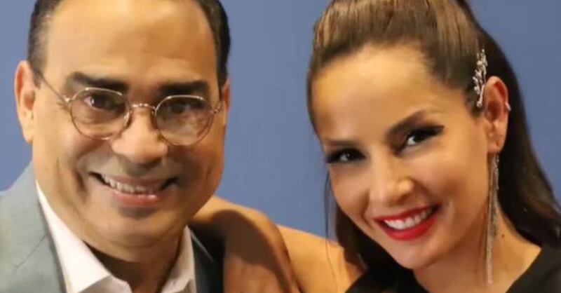 Carmen Villalobos junto a Gilberto Santa Rosa