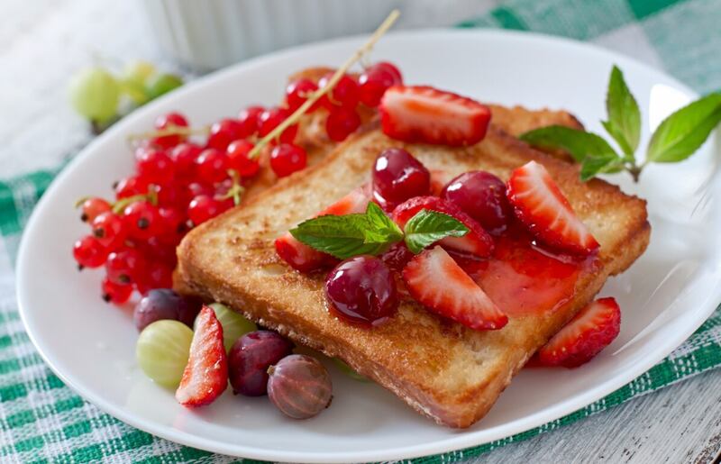 Tostadas francesas con bayas y mermelada para el desayuno