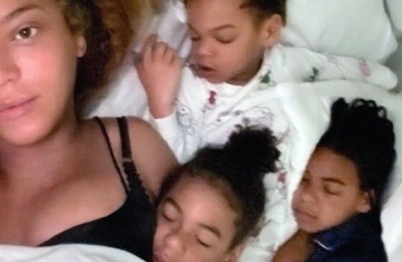 Beyoncé se mostró sin maquillaje y sin arreglar con sus hijos