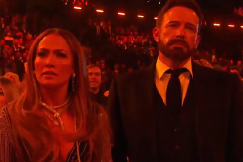 Ben Affleck y sus caras de aburrimiento durante los Grammys 2023.