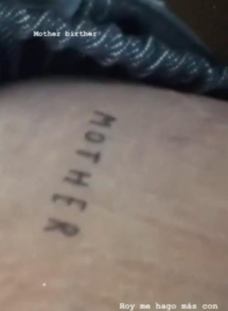 Evaluna se tatuó la palabra "mother"