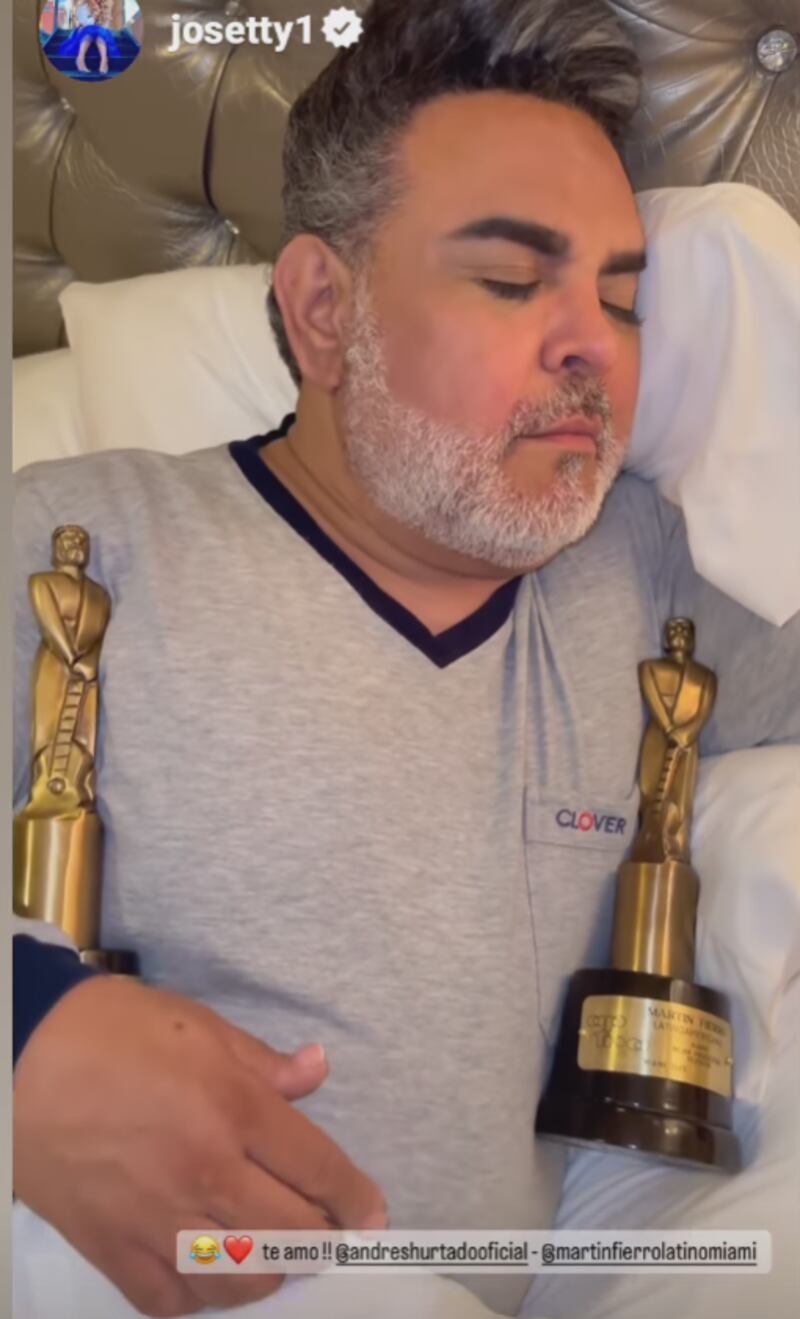 Andrés Hurtado posa desde la cama con sus dos Premios Martín Fierro Latino.