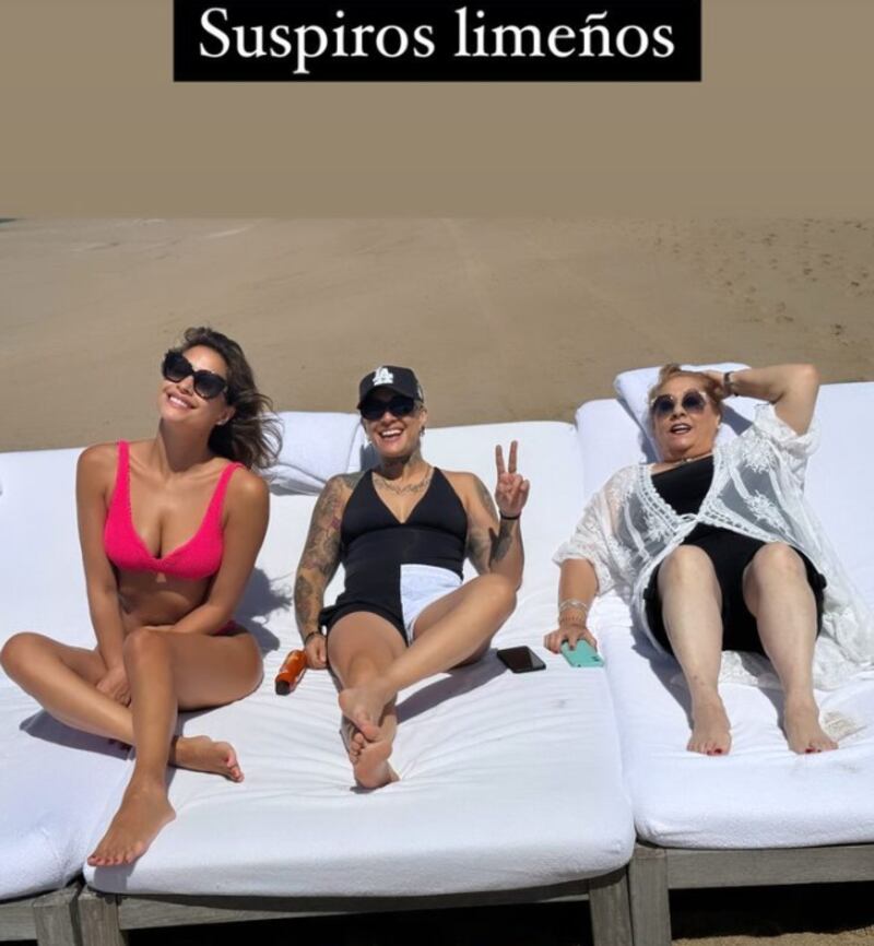 Milett Figueroa disfruta el verano junto a su madre y hermana.