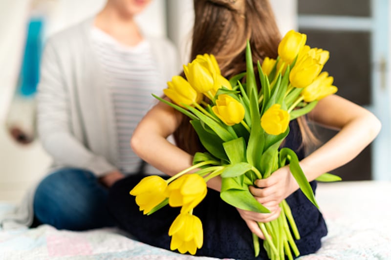 Por qué se regalan flores amarillas en septiembre