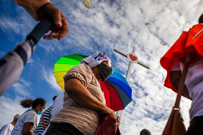 Cientos de fieles participan en una procesión a la catedral de Managua, Nicaragua, el sábado 13 de agosto de 2022.