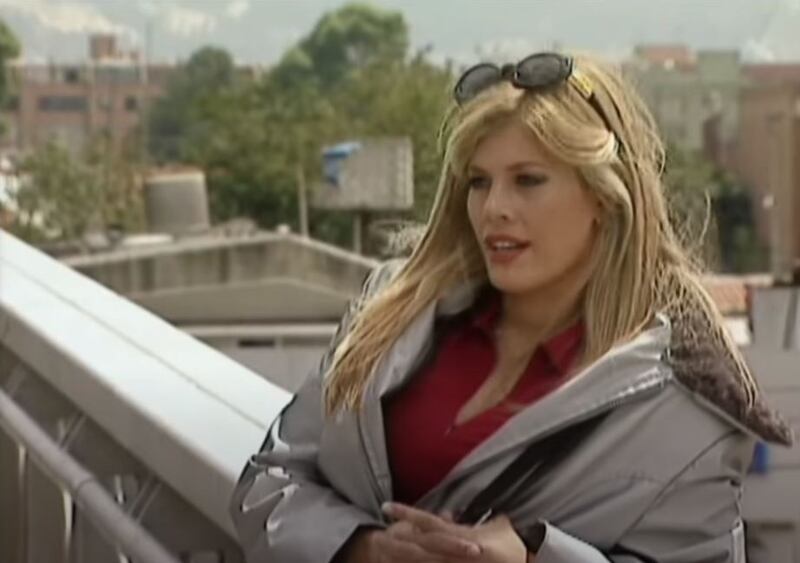 Patricia Fernández en un bus en "Betty, la fea"