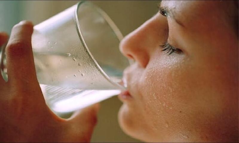 Las personas que no son amantes al agua pueden consumir poca cantidad pero varias veces al día, de forma repetitiva.