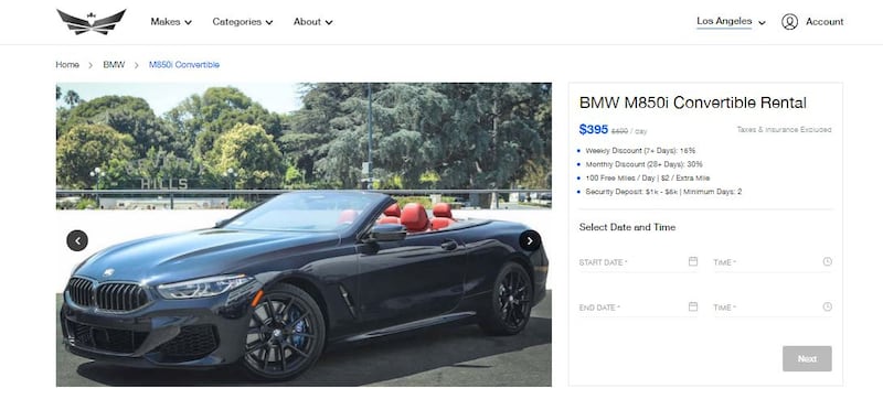 Un anuncio de una empresa de alquiler de autos en California muestra la tarifa de este BMW convertible.