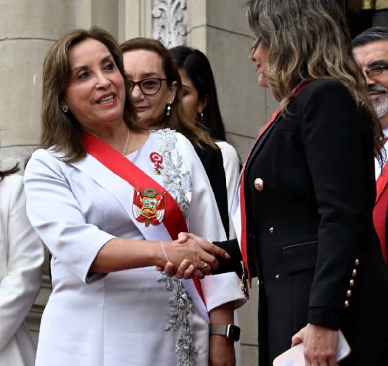 Dina Boluarte recibe en Palacio de Gobierno, a la Comisión de Anuncio del Congreso de la República.