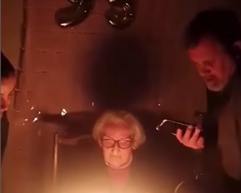 Viral: Abuela celebra cumpleaños con 95 velas en la torta y casi termina en tragedia.