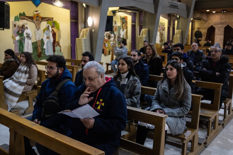 La gente asiste a la primera misa dominical en Alepo desde que las fuerzas rebeldes depusieron al régimen de Assad, en la iglesia católica de Santa Matilde, el 15 de diciembre de 2024. (Foto de Burak Kara/Getty Images)