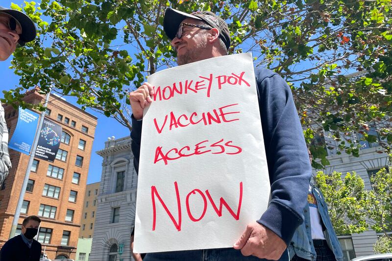 Un hombre sostiene un letrero en el que pide acceso a la vacuna contra la viruela símica durante una protesta el 18 de julio de 2022, en San Francisco.