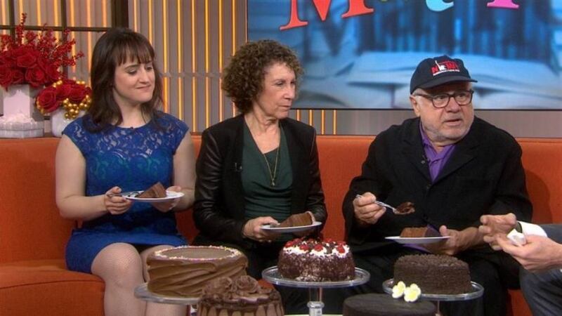 Mara Wilson Rhea Perlman y Danny DeVito