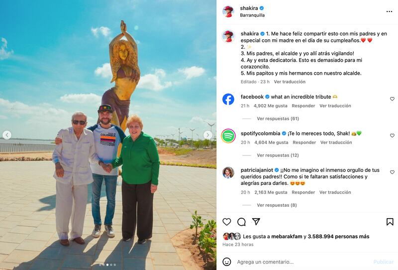 Nidia Ripoll y William Mebarak padres de la cantautora Shakira posando frente a su estatua