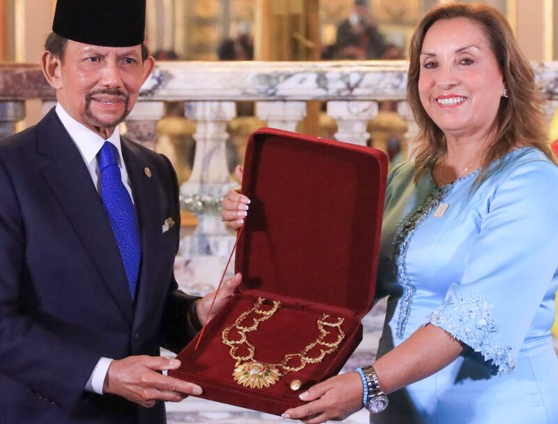 a presidenta de la república, Dina Ercilia Boluarte Zegarra, entrega la condecoración Gran Collar de la Orden “El Sol del Perú” a su majestad sultán Hassanal Bolkiah, jefe de Estado y jefe de Gobierno de Brunéi Darussalam.