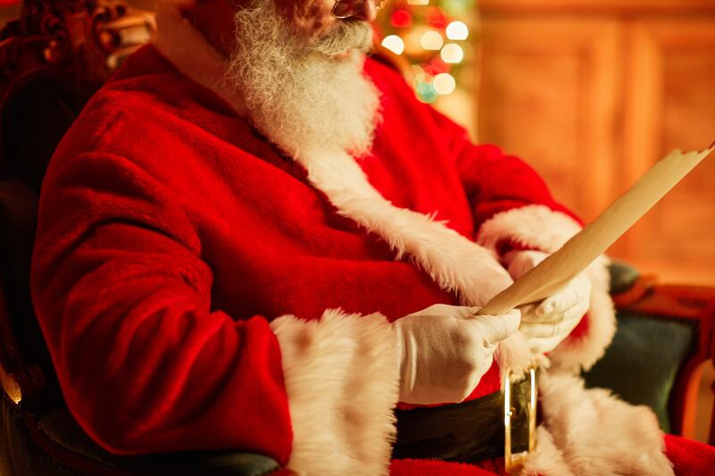 Vista lateral de la tradicional carta de lectura de Papá Noel junto a la chimenea en Nochebuena