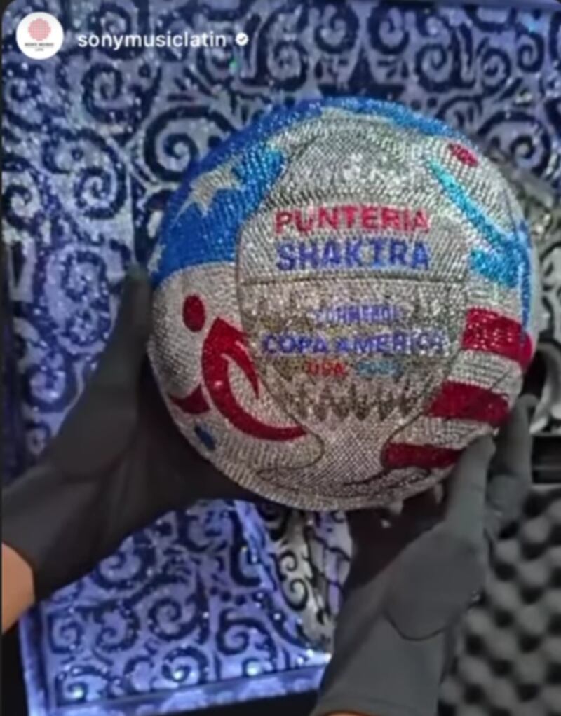 Shakira recibe balón personalizado de la Copa América 2024.