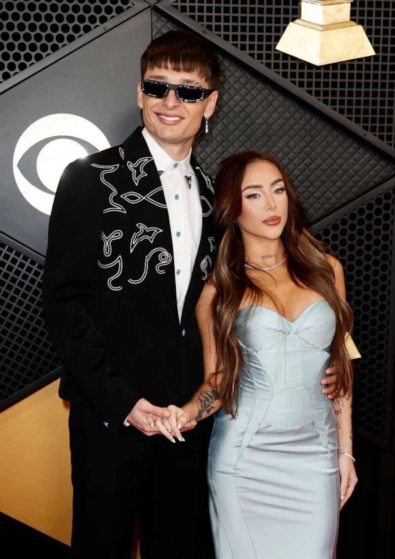 Peso Pluma y Nicki Nicole en los Premios Grammy 2024