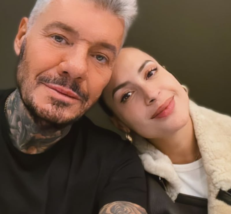 Milett Figueroa posa con Marcelo Tinelli en su noche familiar.