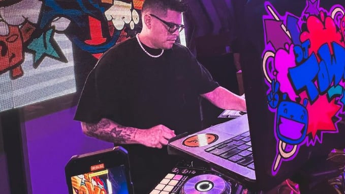 El productor musical conocido como ‘DJ Towa’  fue acusado de agresiones por su expareja.