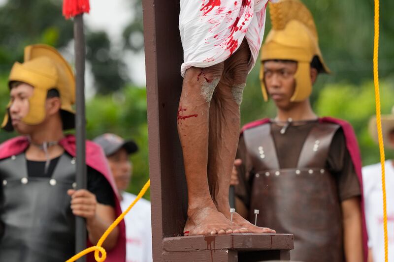 Se ve un clavo en los pies de Wilfredo Salvador durante una recreación de los sufrimientos de Jesucristo como parte de los rituales del Viernes Santo el 7 de abril de 2023 en el pueblo de San Pedro, Cutud, provincia de Pampanga, al norte de Filipinas. Las crucifixiones de la vida real, una sangrienta tradición del Viernes Santo que es rechazada por la iglesia católica, se reanudan en este pueblo agrícola después de una pausa de tres años debido a la pandemia de coronavirus. (AP Photo/Aaron Favila)