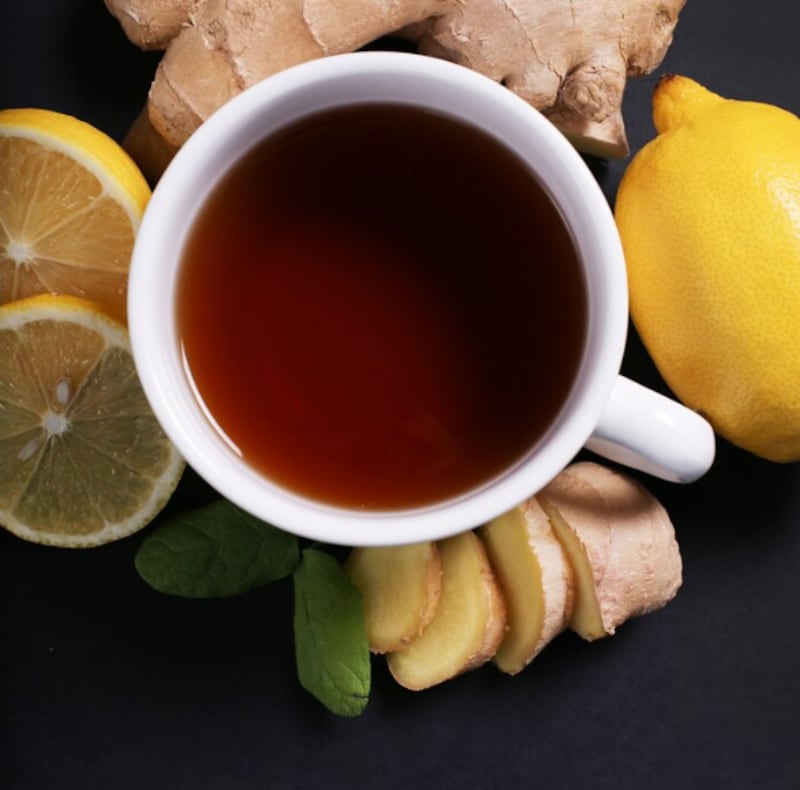 Taza de té con ingredientes