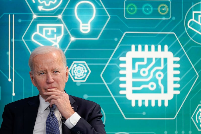 ARCHIVO - El presidente Joe Biden asiste a un acto de apoyo a la legislación que fomentaría la fabricación nacional y reforzaría las cadenas de suministro de chips informáticos en el South Court Auditorium del campus de la Casa Blanca, el 9 de marzo de 2022, en Washington. Apenas unas horas antes de que el líder republicano del Senado, Mitch McConnell, amenazara con bloquear un proyecto de ley para reactivar el sector de los chips informáticos en Estados Unidos, los principales asesores de Biden se reunieron el jueves por la mañana para planificar exactamente ese escenario. Decidieron seguir presionando y trabajando en las relaciones bipartidistas con los legisladores desarrolladas a lo largo de 18 meses, lo que llevó a la aprobación de la Ley CHIPS y de Ciencia de 280.000 millones de dólares. (AP Photo/Patrick Semansky, Archivo)