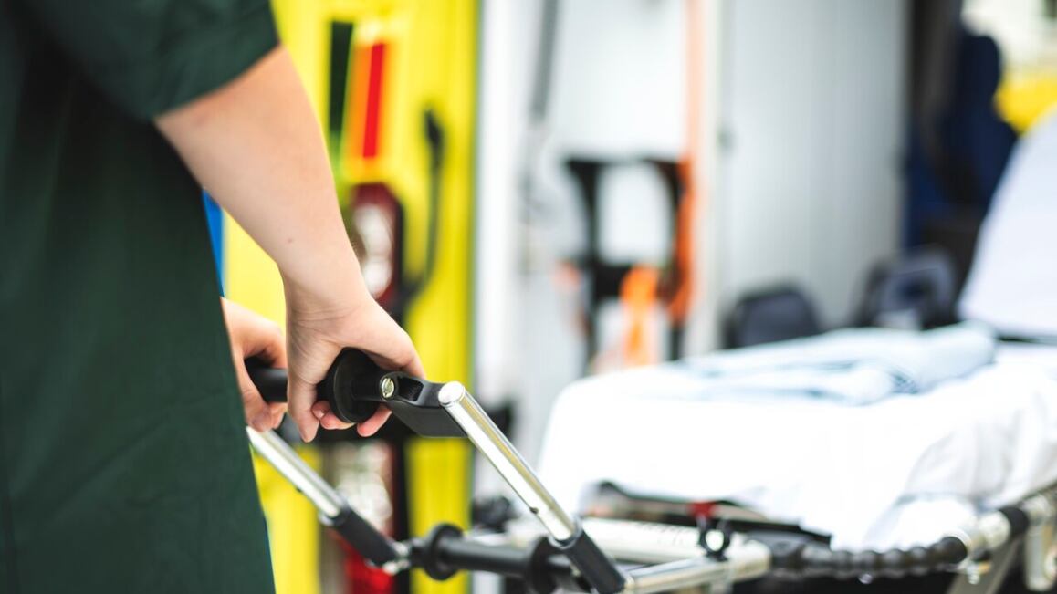 Paramédicos en el trabajo con una ambulancia