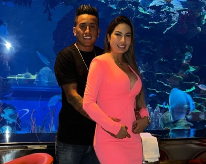 Pamela López y Christian Cueva presumiendo su amor en redes sociales.