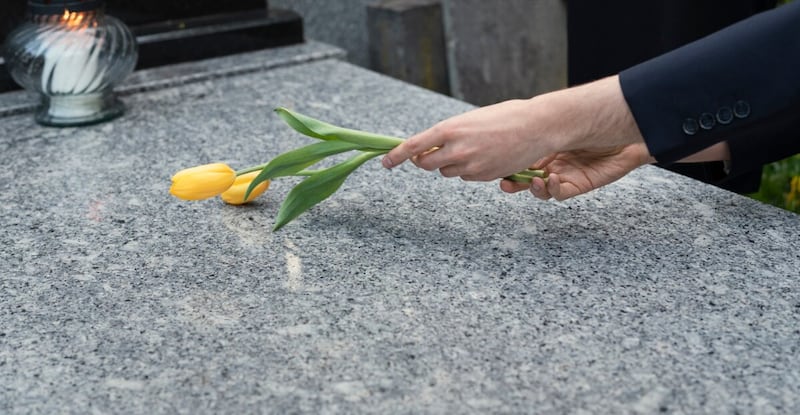 Tulipanes llevados a una tumba en el cementerio.