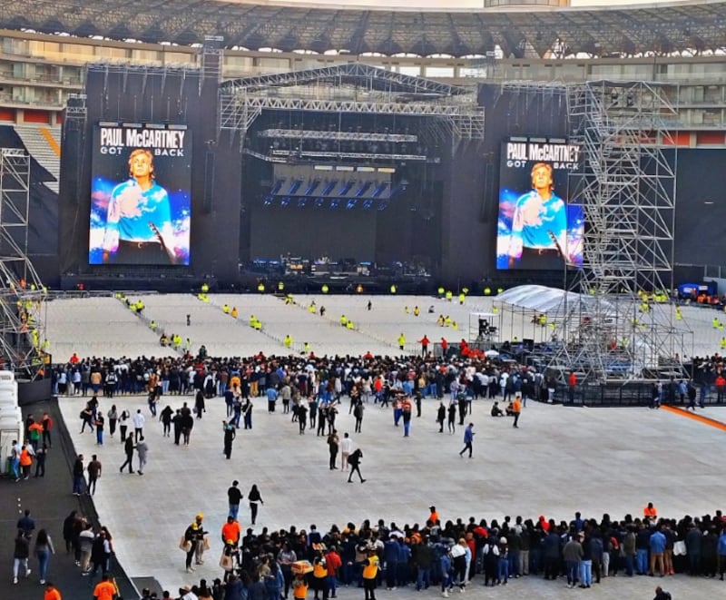 Paul McCartney listo para cantar en el Estadio Nacional de Lima.