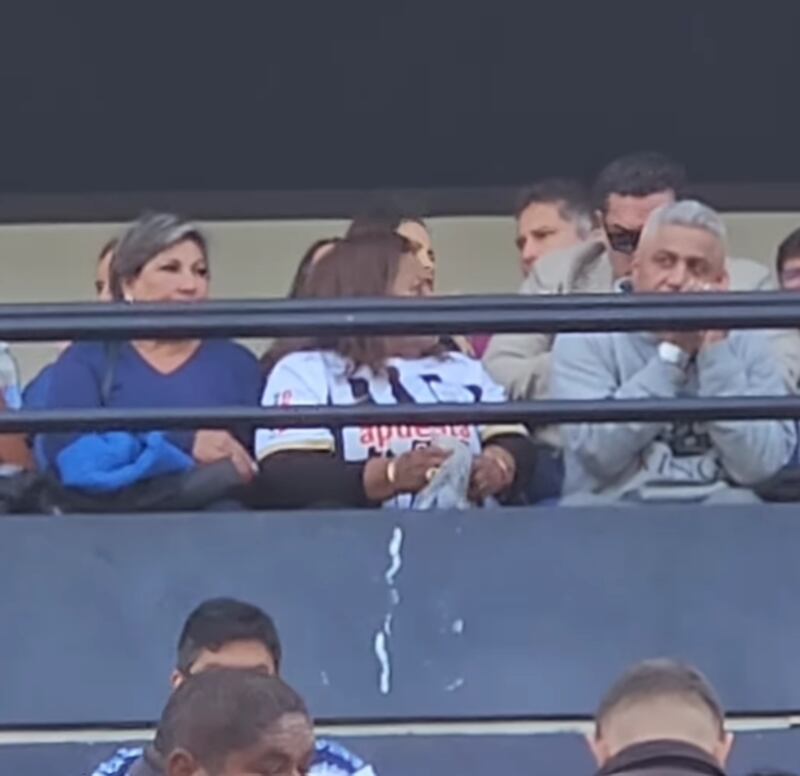 Doña Peta en primera fila para celebrar a Paolo Guerrero en Alianza Lima.